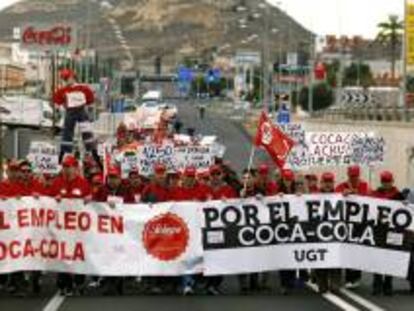 Trabajadores de la fábrica de Coca-Cola en Alicante, una de las cuatro que la empresa prevé cerrar en España, en una manifestación para reclamar a la multinacional que se replantee el Expediente de Regulación de Empleo (ERE) y evite la pérdida de los empleos. EFE/Archivo