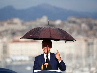 El presidente francés, Emmanuel Macron, bajo la lluvia durante su discurso en Marsella el jueves.