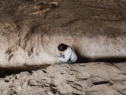 La arqueóloga Guadalupe Romero Villanueva registra las pinturas en la cueva Huenul 1, en el noroeste de la Patagonia Argentina.