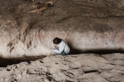 La arqueóloga Guadalupe Romero Villanueva registra las pinturas en la cueva Huenul 1, en el noroeste de la Patagonia Argentina.