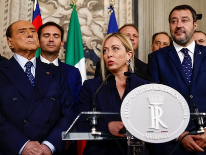 La líder de Hermanos de Italia, Giorgia Meloni, junto al de Forza Italia, Silvio Berlusconi (a la izquierda) y al de la Liga, Matteo Salvini (a la derecha), este viernes tras entrevistarse con el presidente, Sergio Mattarella, en Roma.