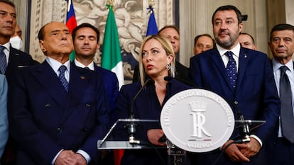 La líder de Hermanos de Italia, Giorgia Meloni, junto al de Forza Italia, Silvio Berlusconi (a la izquierda) y al de la Liga, Matteo Salvini (a la derecha), este viernes tras entrevistarse con el presidente, Sergio Mattarella, en Roma.