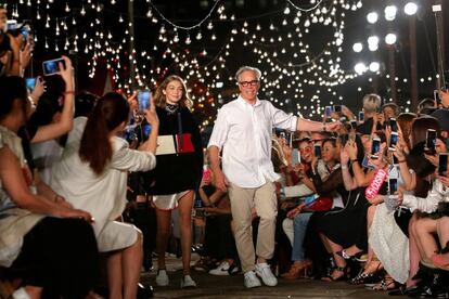 Gigi Hadid y el diseñador Tommy Hilfiger, tras el desfile de su colección en la Semana de la Moda de Nueva York el pasado febrero.