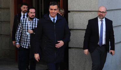El presidente del Gobierno en funciones, Pedro Sánchez (centro), a su salida del Congreso este domingo.