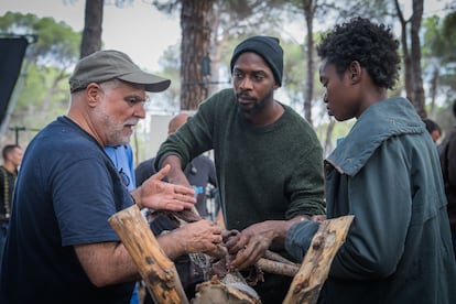 Benito Zambrano, junto a Ibrahim (Moussa Sylla) y Aminata (Edith Martínez Val), en el rodaje de 'El salto', en el falso monte Gurugú, reconstruido en Madrid.