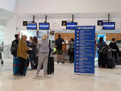 Viajeros en el mostrador de facturación de Ryanair en el aeropuerto Madrid-Barajas.