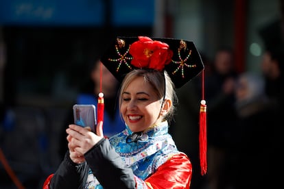 Una mujer hace una foto durante el desfile del Año Nuevo Chino, el pasado domingo, en el distrito madrileño de Usera.