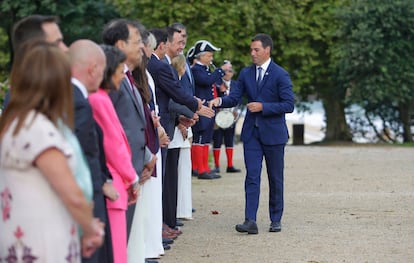 El lehendakari, Imanol Pradales, saluda este pasado jueves en San Sebastián a los consejeros del Gobierno vasco antes de la primera reunión del consejo tras el verano.