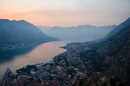 Una vista imprescindible: La puesta de sol sobre Kotor desde el castillo de San Juan.