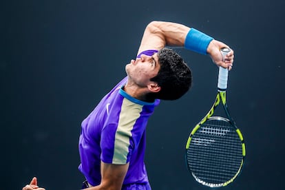 Alcaraz sirve durante el partido de la segunda ronda contra Ymer.