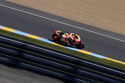 Márquez rueda sobre el asfalto de Le Mans.