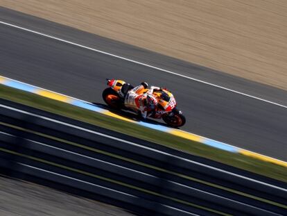 Márquez rueda sobre el asfalto de Le Mans.