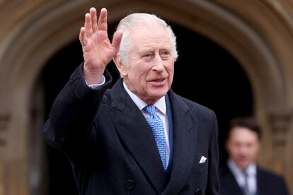 El rey Carlos III, a la salida de la capilla, este domingo.  
