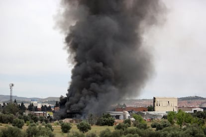 Tres personas han resultado heridas graves y otras 12 leves en las explosiones registradas en la mañana de este jueves en una empresa de gestión de residuos de Arganda del Rey, al sureste de la región. En la foto, la columna de humo tras el incendio.