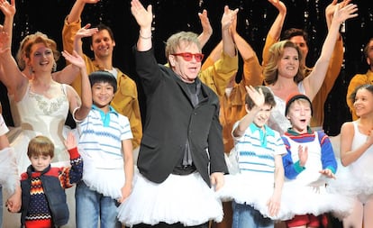 Elton John con el elenco de 'Billy Elliot' en el estreno en Toronto (Canadá), en 2011.
