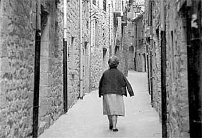 Una calle de Laguardia, localidad natal de Félix María de Samaniego (abajo, en un grabado).
