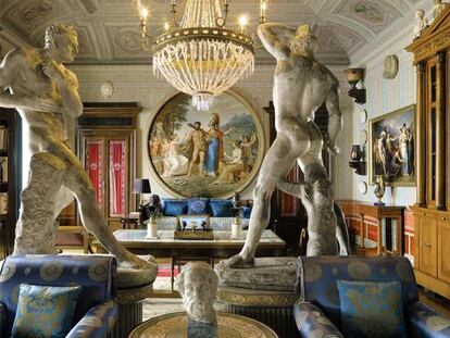 Interior de un salón de la villa de Gianni Versace con objetos que se subastarán.