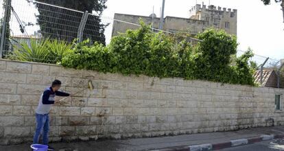 Un trabajador limpia el muro del Consulado General de España en Jerusalén.