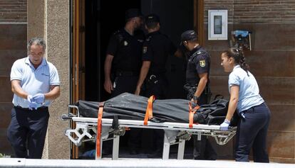 Empleados de la funeraria trasladan el cadáver del hombre fallecido en un incendio en Algeciras.