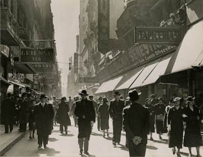 Fotografía de 1936 de la calle Florida de Buenos Aires tomada por Coppola.