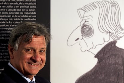 El arquitecto Salvador Moreno Peralta, junto a una de las caricaturas de la exposición, ayer en Málaga.