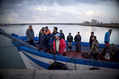 Varios pescadores en el puerto de Barbate antes de salir hacia la almadraba de Zahara de los Atunes.