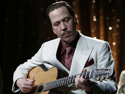 Reda Kateb, como Django Reinhardt en el filme.