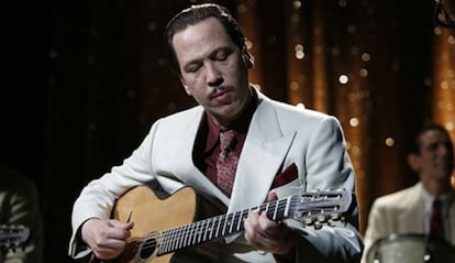 Reda Kateb, como Django Reinhardt en el filme.