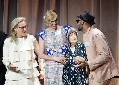 Así de sorprendidas, y encantadas, se mostraron Gerwig y Meryl Streep cuando JR acudió al almuerzo de los nominados –donde se realiza la foto oficial– con un cartón a escala real de Varda, que no pudo acudir a la cita.