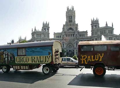 Carromatos del Circo Raluy pasan por la plaza de Cibeles.