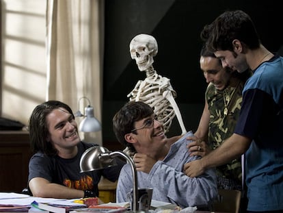 Mario Casas, a la izquierda, en un fotograma del filme.