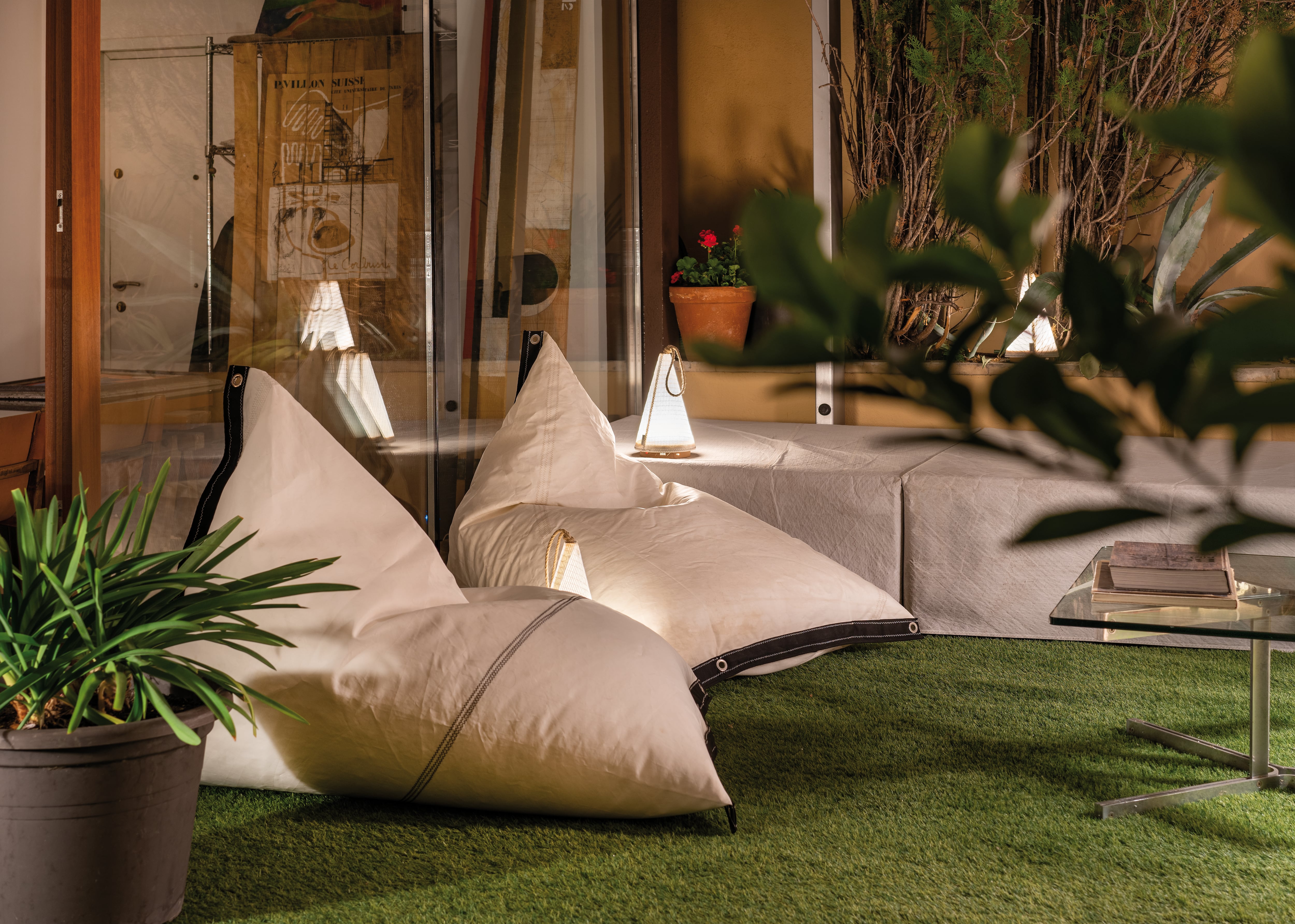 Cojines y muebles de jardín diseñados con velas recicladas, en una imagen cedida por la compañía. 