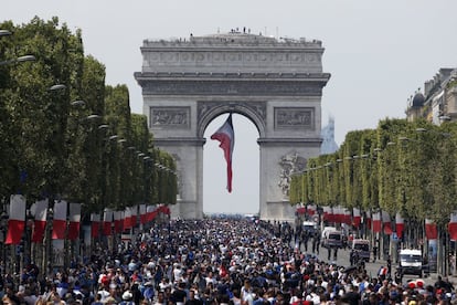 Una multitud espera bajo el Arco del Triunfo la llegada de la selección francesa de fútbol para celebrar el campeonato del mundo.