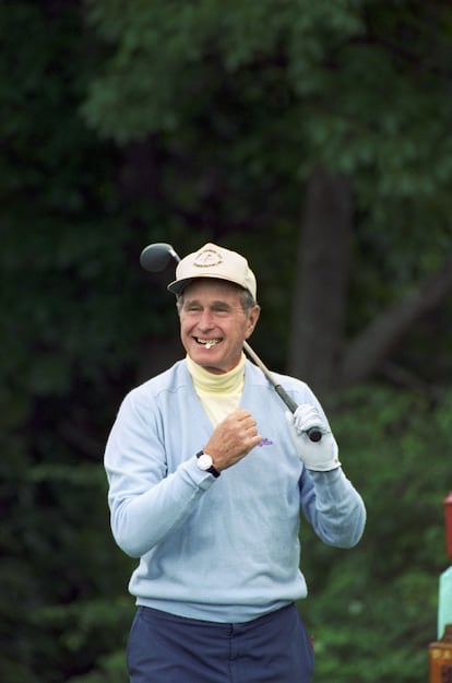 El expresidente George Bush jugando al golf.