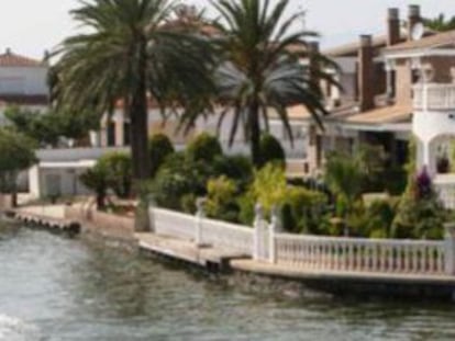 Houses with moorings in the Empuriabrava canals in the province of Girona. / PERE DURAN