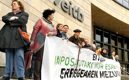 Un momento de la concentración convocada por EH Bildu ante la sede central de EITB en Bilbao.