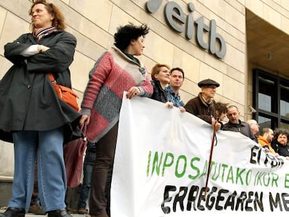 Un momento de la concentración convocada por EH Bildu ante la sede central de EITB en Bilbao.