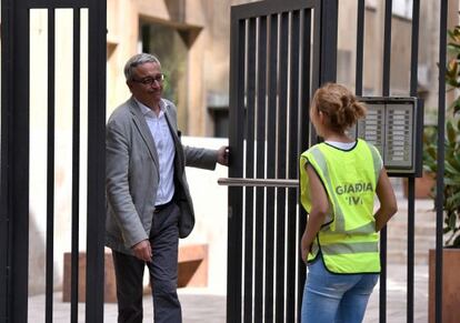 Javier Melero, a la salida de la casa de Daniel Osàcar.
