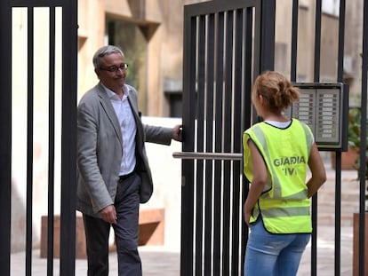 Javier Melero, a la salida de la casa de Daniel Osàcar.