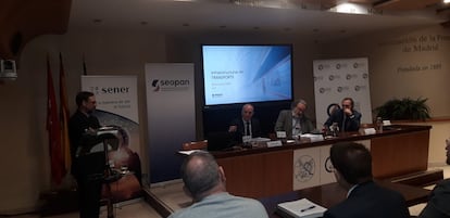 El secretario general de Movilidad Sostenible, Álvaro Fernández Heredia (izquierda), toma la palabra en la sesión sobre infraestructuras promovida esta mañana en Madrid por Seopan y la Federación de Asociaciones de Periodistas de España (FAPE).