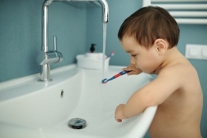 El que un niño lleve un eficaz proceso y rutinas para prolongar su salud bucodental depende sin lugar a dudas de la educación que reciba de sus padres.