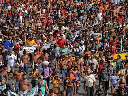 Manifestación de indígenas brasileños en Brasilia.