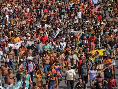 Manifestación de indígenas brasileños en Brasilia.