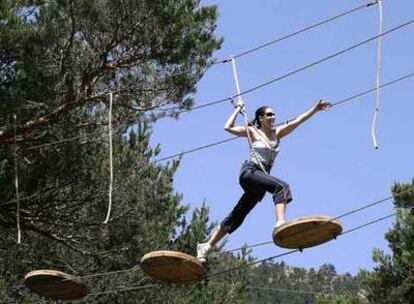 Uno de los juegos del parque de aventura De Pino a Pino, en la Barranca de Navacerrada.