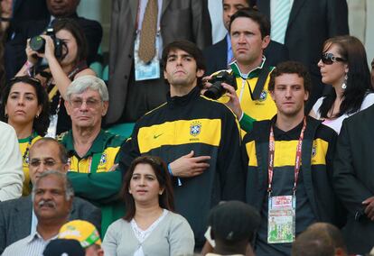 El centro de Brasil, Kaká, escucha el himno de su selección en las gradas del estadio de Durban. El jugador del Real Madrid no ha podido disputar el partido frente a Portugal porque fue expulsado en el encuentro frente a Costa de Marfil.