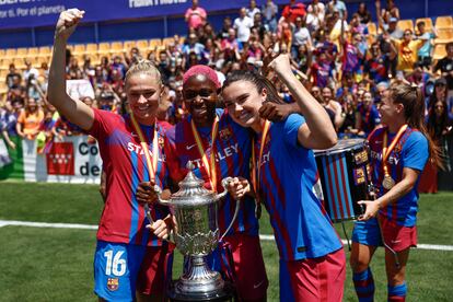 Las jugadoras del FC Barcelona, desde la izquierda, Fridolina Rolfö, Asisat Oshoala y Claudia Pina posan con el trofeo.