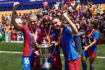 Las jugadoras del FC Barcelona, desde la izquierda, Fridolina Rolfö, Asisat Oshoala y Claudia Pina posan con el trofeo.