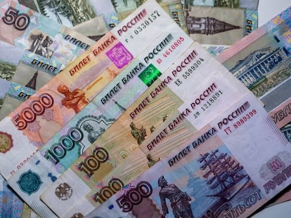Billetes de rublo ruso de diferentes denominaciones.