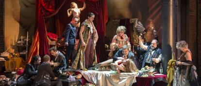 Los intérpretes de 'Rigoletto', en plena representación en el teatro Reina Victoria.