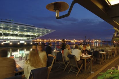 En el barrio de Altona, los almacenes y fábricas del puerto de Hamburgo se han transformado en restaurantes, galerías y vanguardistas edificios de oficinas, como el afilado Bürohaus Dockland de la imagen.